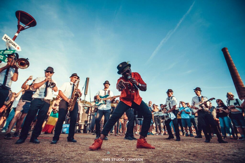 Photo du groupe L’Ensemble National de Reggae (Fanfare reggae), programmé au Vilain Festival, Festival de Musique & arts de rue à Sainte-Anne-sur-Vilaine (35) le Samedi 14 Septembre 2024 le samedi 14 septembre 2024 à 19h15