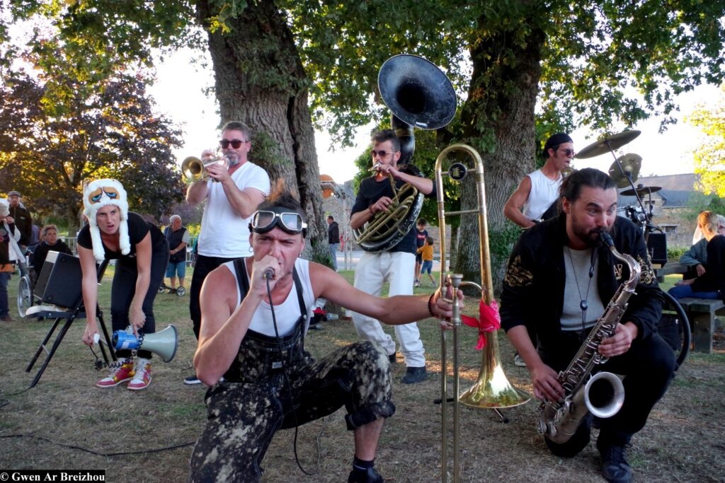 Photo du groupe Skyzophonik (Fanfare Groovy), programmé au Vilain Festival, Festival de Musique & arts de rue à Sainte-Anne-sur-Vilaine (35) le Samedi 14 Septembre 2024 le samedi 17 septembre 2022 à 18h00