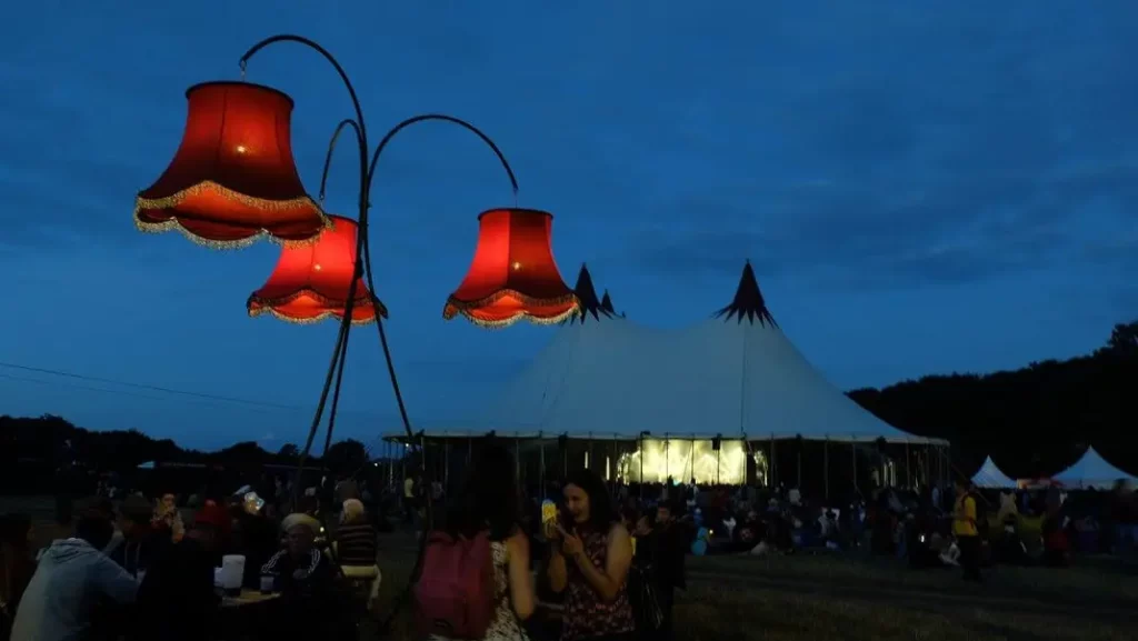 Photo du Spectacle Scèno & Déco de Les ŒILS, programmé au Vilain Festival, Festival de Musique & arts de rue à Sainte-Anne-sur-Vilaine (35) le Samedi 14 Septembre 2024 le dimanche 15 septembre 2024 à 2h00